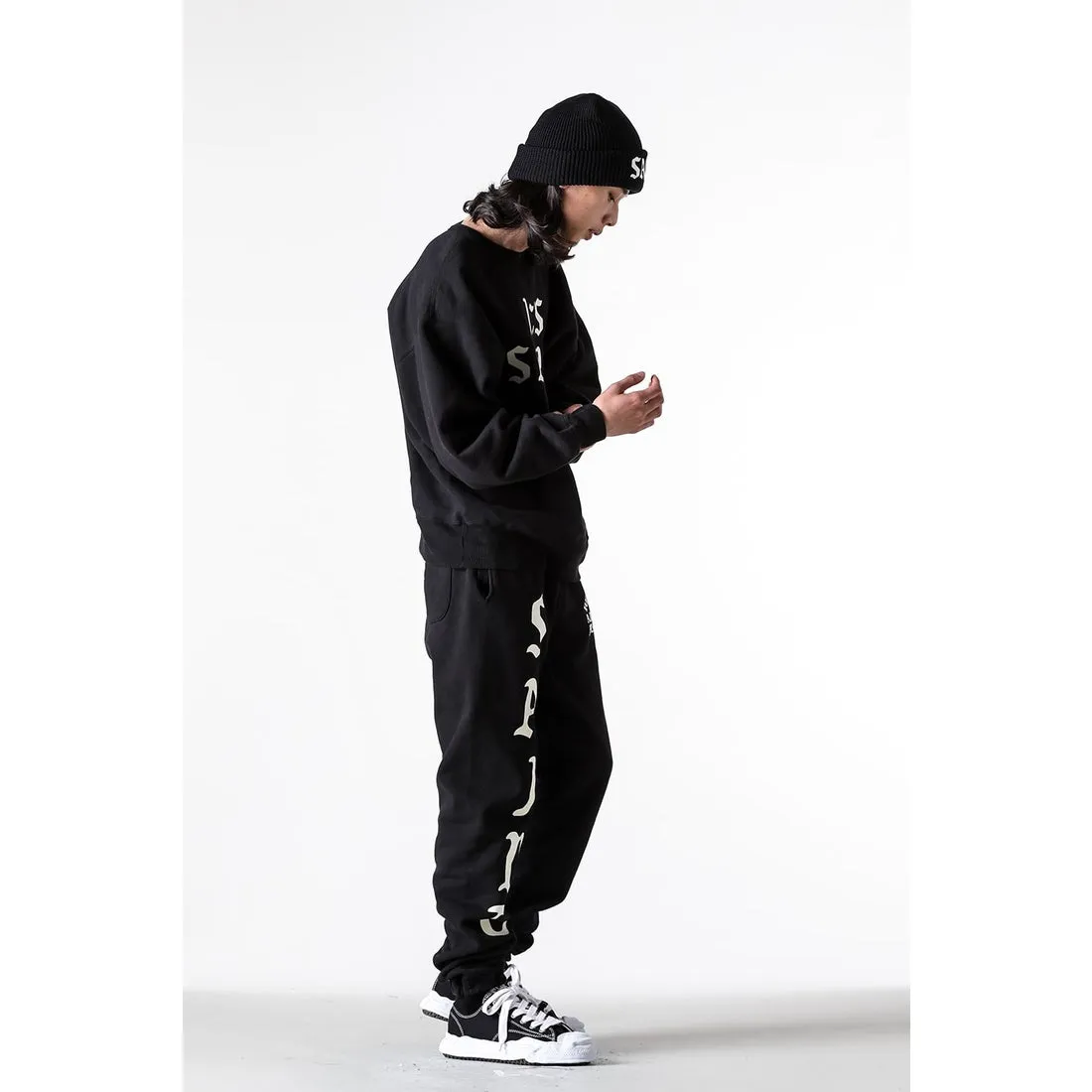 SAINT Mxxxxxx CREW SWT/IT'S SAINT/BLK Flocked SAINT sweatshirt Black S-XL ⚠️Note: This is flocking printing, not glue or crack paste. Don’t buy what you see in the picture. Short and loose fit. Both front and rear necklines are curved. Electrostatic flocking printing technology. Correct accessories. Fruit main mark/little angel anti-counterfeiting label.